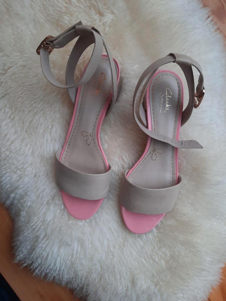 Clarks peeptoe blokhak sandalen muiltjes beige roze leer 40, Beige, Clarks, Gedragen, Sandalen of Muiltjes