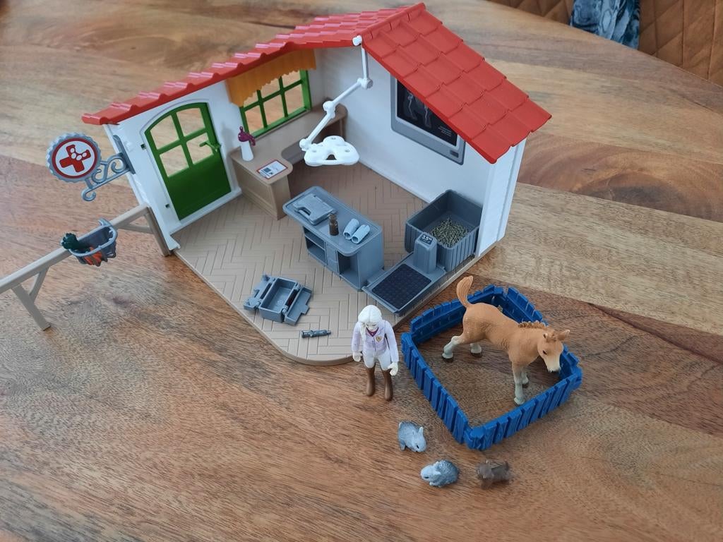 Schleich paardenkliniek met verzorgster en paard accessoires, Ophalen of Verzenden, Zo goed als nieuw