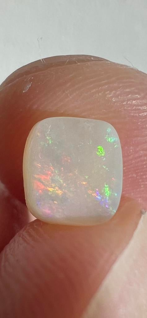 Stukje geslepen australisch opaal, Ophalen