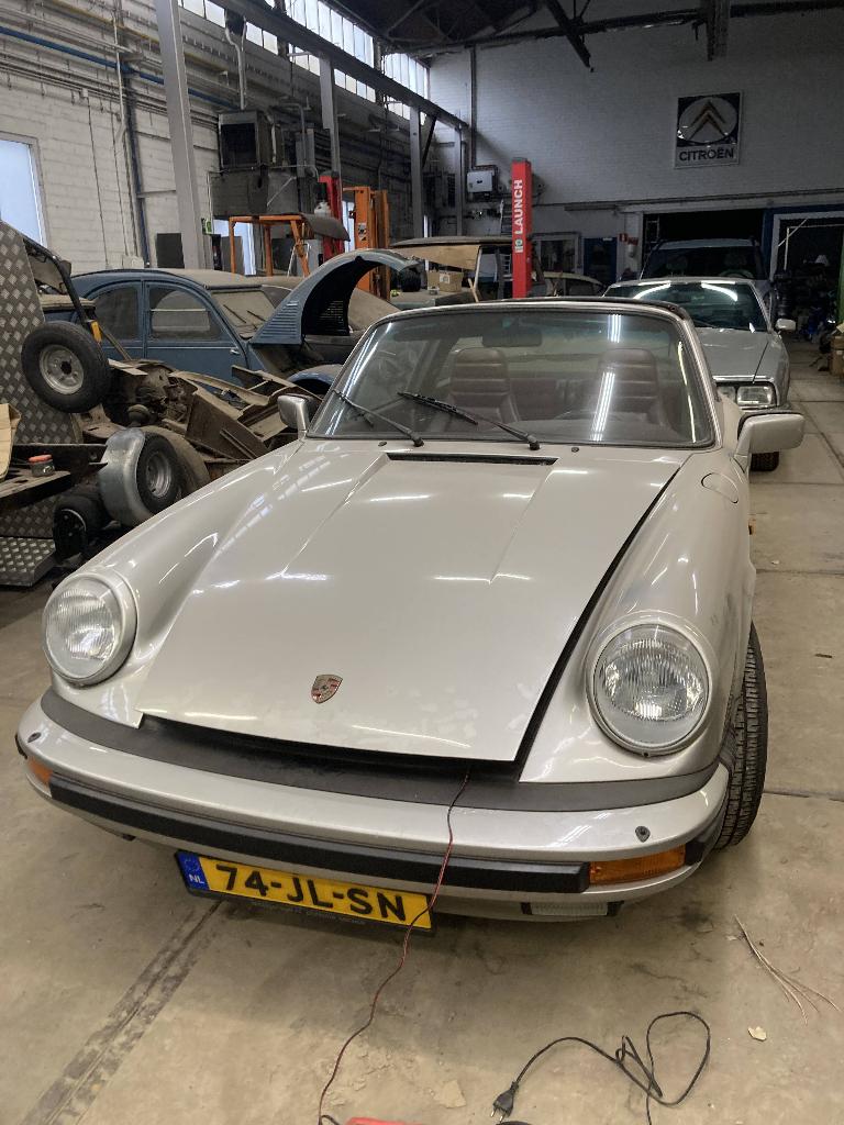Porsche 911 Carrera Targa 1984, Achterwielaandrijving, Alcantara, Bruin, Handgeschakeld