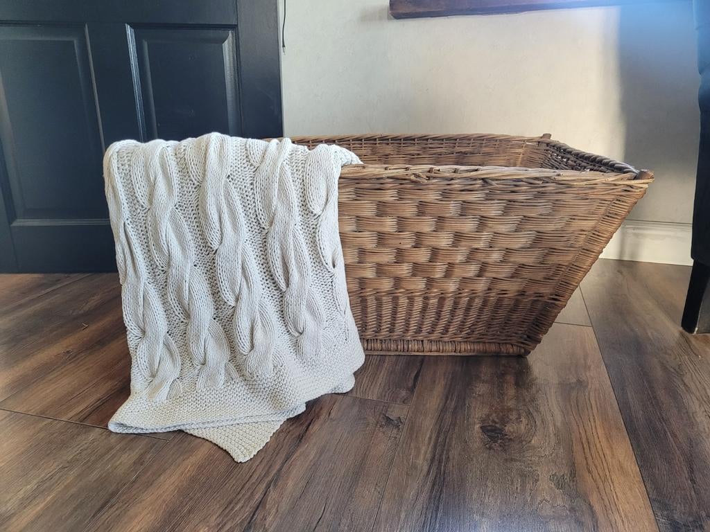 Grote oude rieten mand, Huis en Inrichting, Woonaccessoires | Schalen en Manden, Ophalen, Gebruikt, Mand, Riet