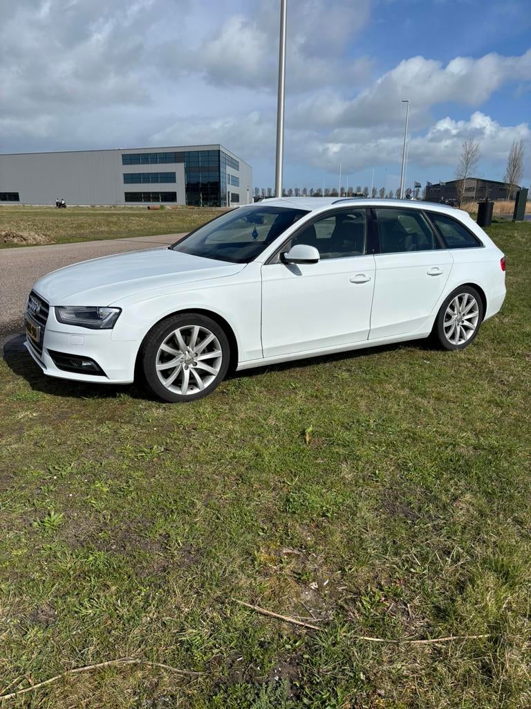 Audi A4 1.8 Tfsi 125KW Avant Multitr. 2014 Wit, Auto's, Audi, Stof, Zwart, 4 cilinders, 1505 kg