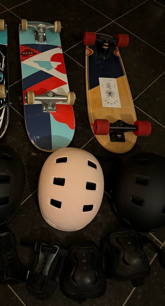 Skateboard + longboard, 2 helmen en kniebeschermers, Ophalen, Gebruikt, Skateboard, Longboard