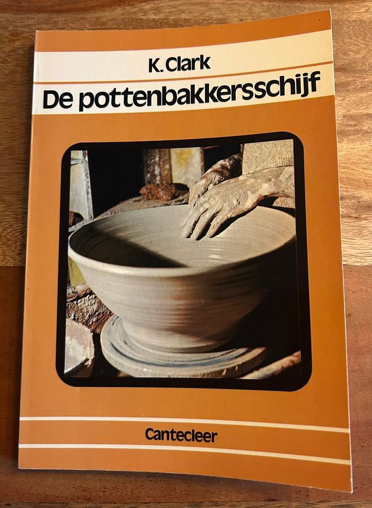 K. Clark - De pottenbakkersschijf, Hobby en Vrije tijd, Pottenbakken, Zo goed als nieuw, Ophalen of Verzenden