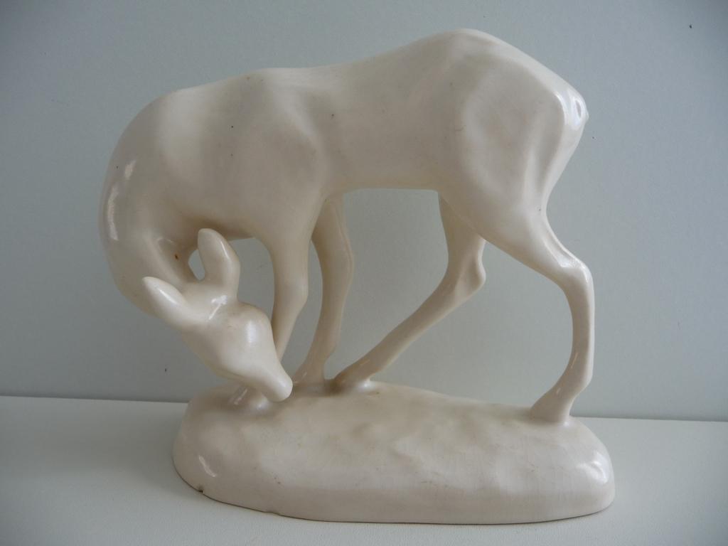 Wit geglazuurd beeldje HERT - Plateelbakkerij GOUDA 30-jaren, Ophalen of Verzenden