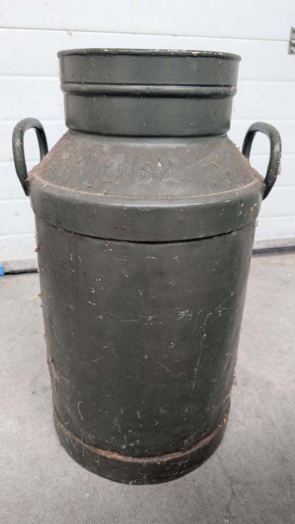 Oude melkbus, groen, met nummer 162, Ophalen