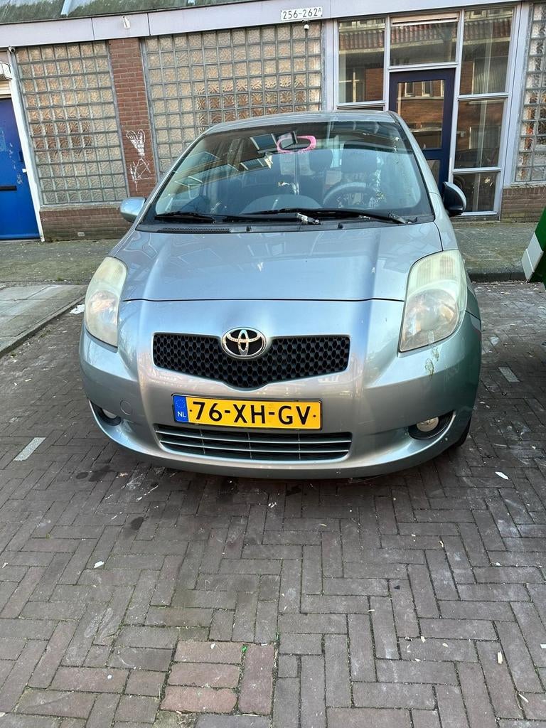 Toyota Yaris 1.3 16V Vvt-i 5DR 2007 Grijs, Auto's, Stof, 40 €/maand, Zwart, 4 cilinders
