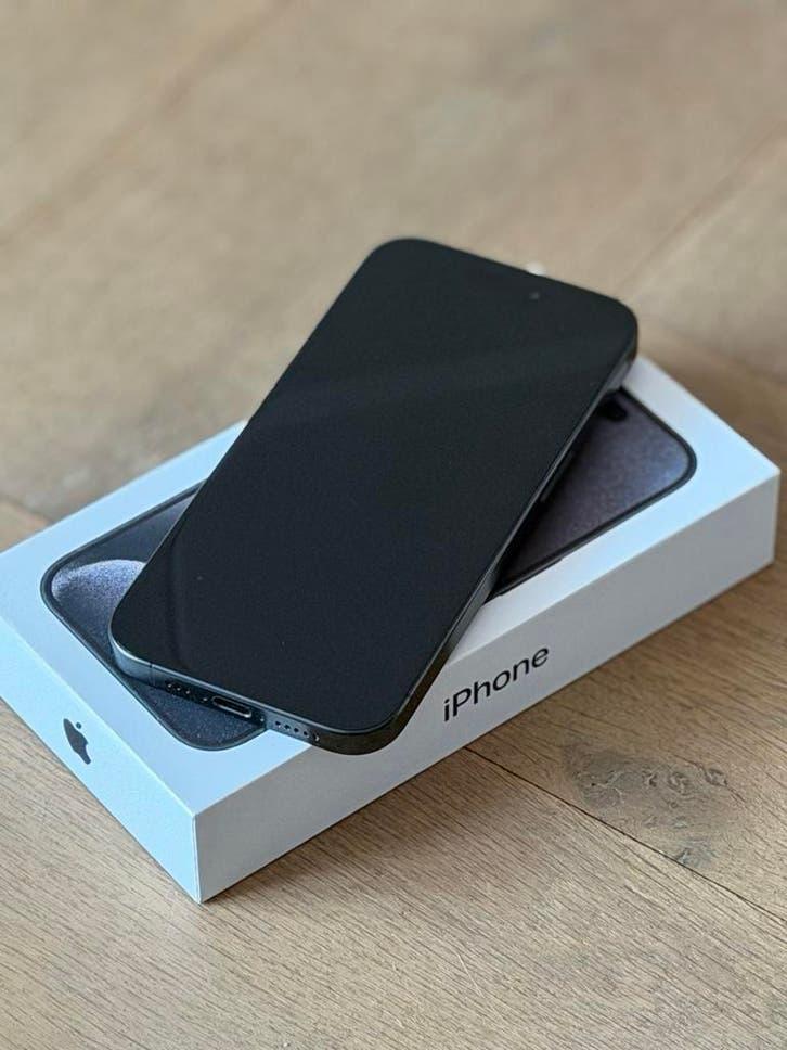 iPhone 15 Pro 128GB + 2 hoesjes Ideal of Sweden, 128 GB, Zwart, Ophalen of Verzenden, Zo goed als nieuw