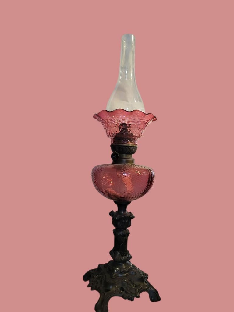 Charmante vintage olielamp met roze glas en tinnen voet, Antiek en Kunst, Antiek | Lampen, Ophalen