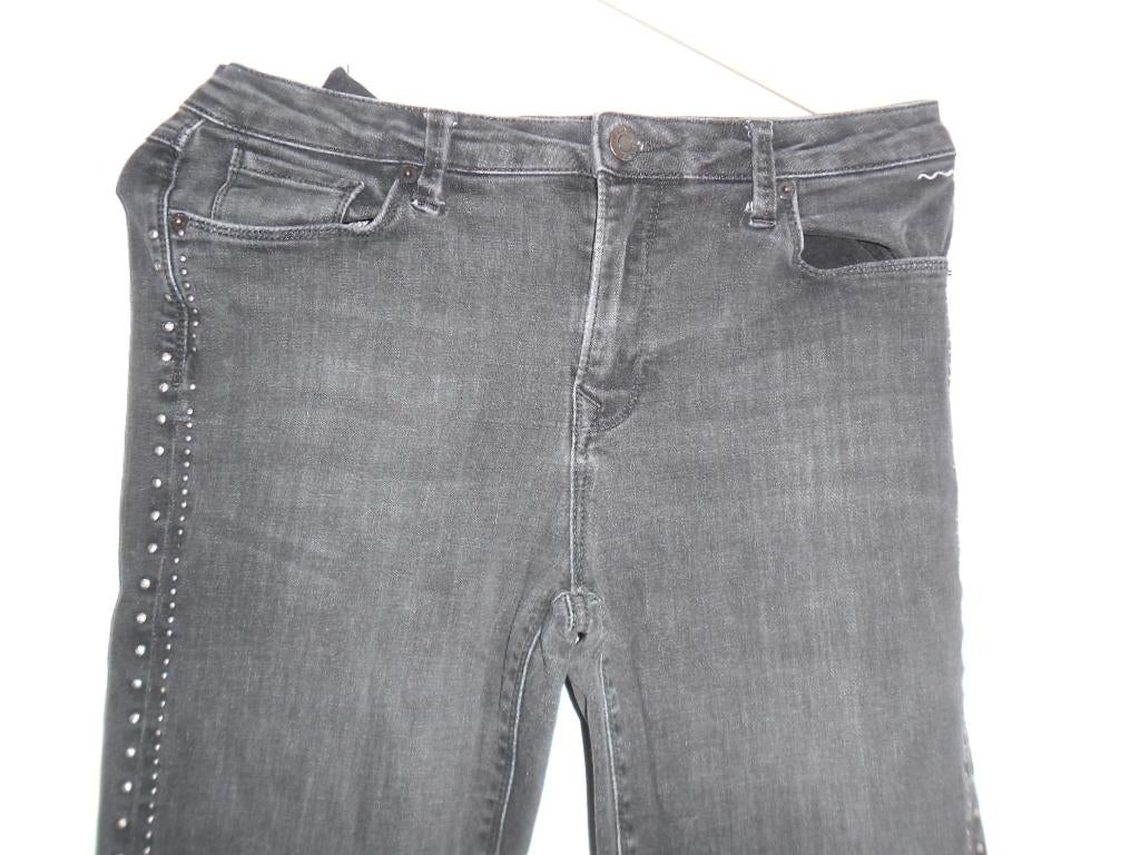 Blue Daze Donkergrijze Spijkerbroek Met Studs Maat 38, Blue Daze, Ophalen of Verzenden, Zo goed als nieuw, W30 - W32 (confectie 38/40)