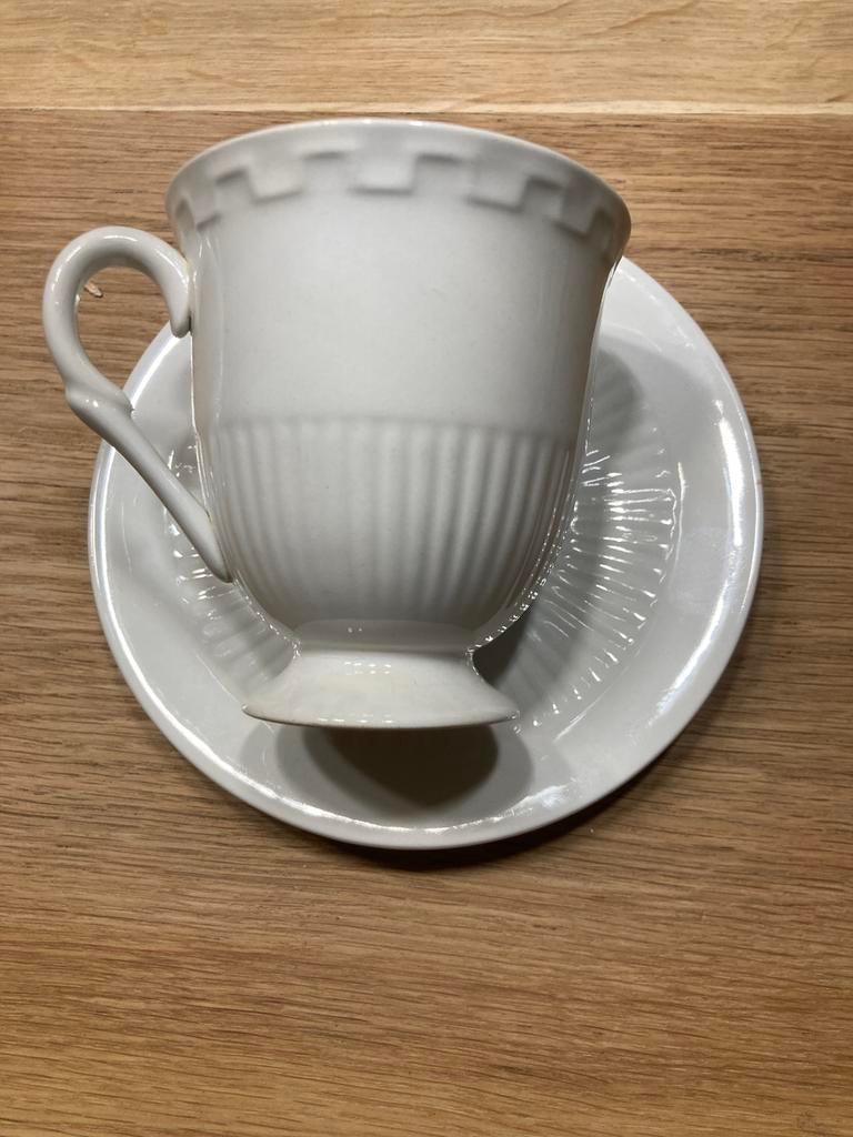 Kop en schotel roomkleurig wit, Huis en Inrichting, Keuken | Servies, Ophalen of Verzenden, Zo goed als nieuw, Overige stijlen