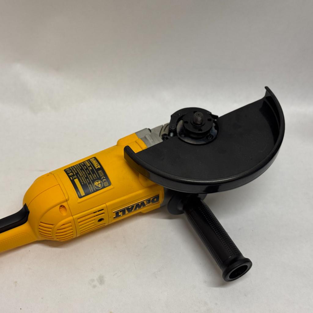 DeWalt D28400-QS Type 3 Haakse Slijper, Dewalt, Zo goed als nieuw, Support@dewalt.com, 701 E. Joppa Road
Towson, MD 21286
USA