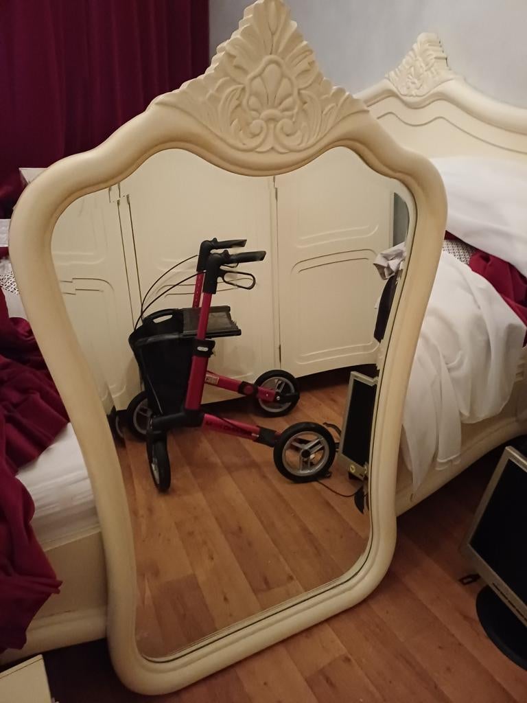 Grote spiegel met bewerkte lijst, Ophalen