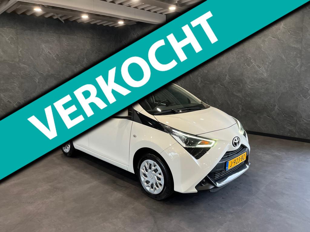 Toyota Aygo 1.0 VVT-i x-play 5 DEURS CAMERA LED NAP, Voorwielaandrijving, Gebruikt, 4 stoelen, Wit