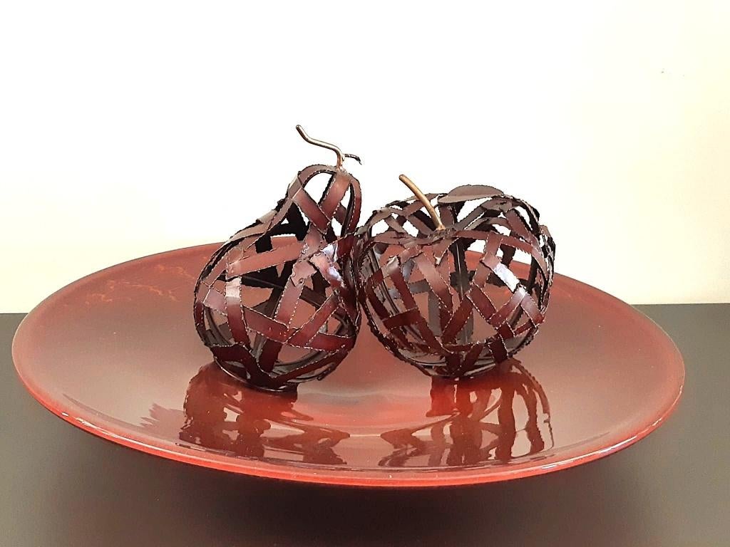 Moderne Italiaanse donkerrode glazenschaal decor appel& peer, Schaal, Rond, Ophalen of Verzenden, Glas