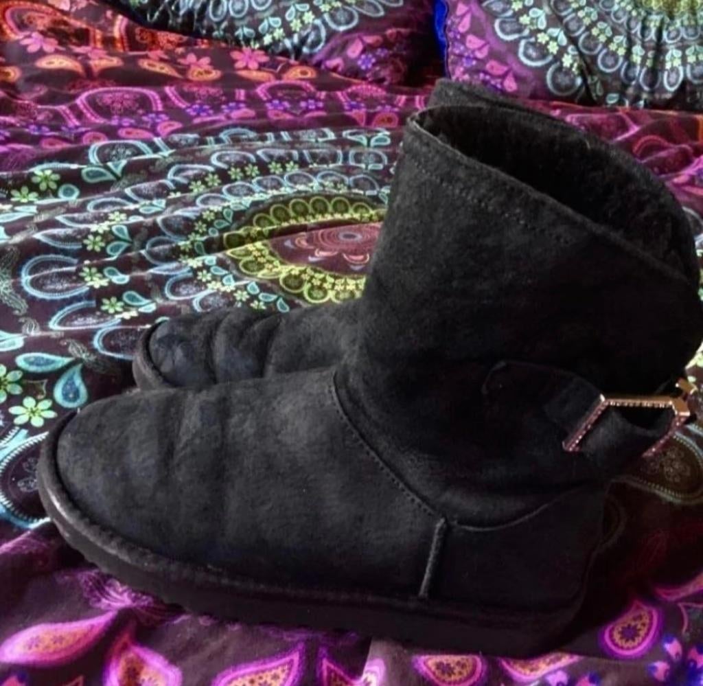 Goed onderhouden Ugg's met gesp achter maat 38 nu 79,99€, Kleding | Dames, Schoenen, UGG, Zwart, Lage of Enkellaarzen, Ophalen of Verzenden