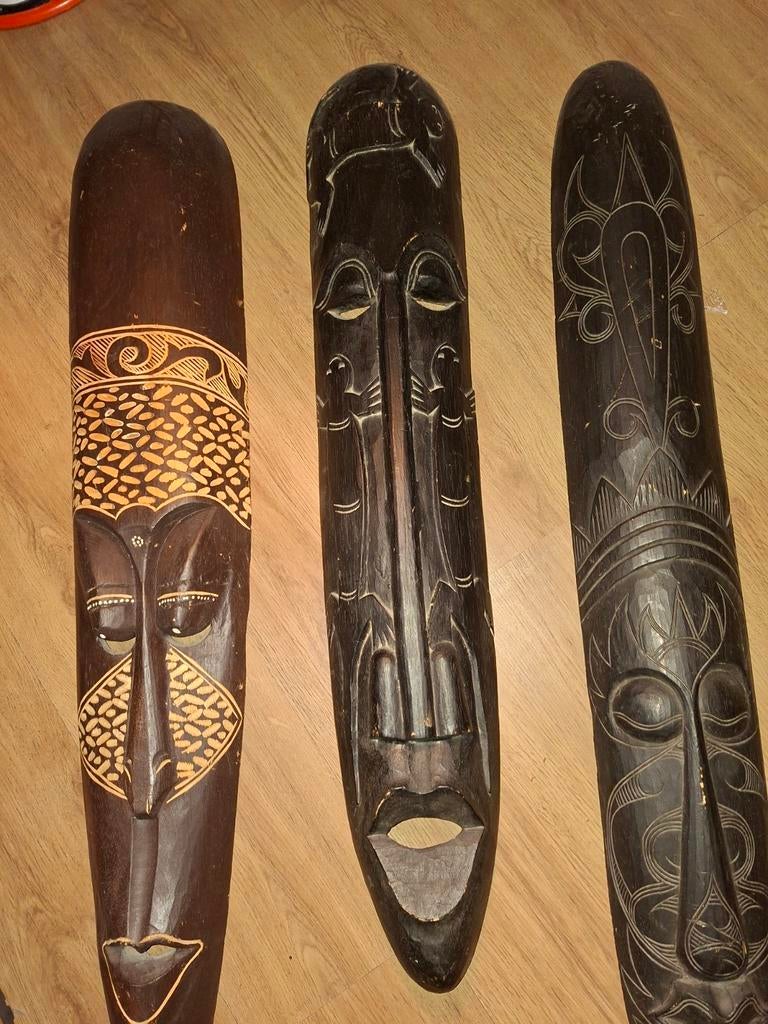 3 grote Afrikaanse maskers, Ophalen