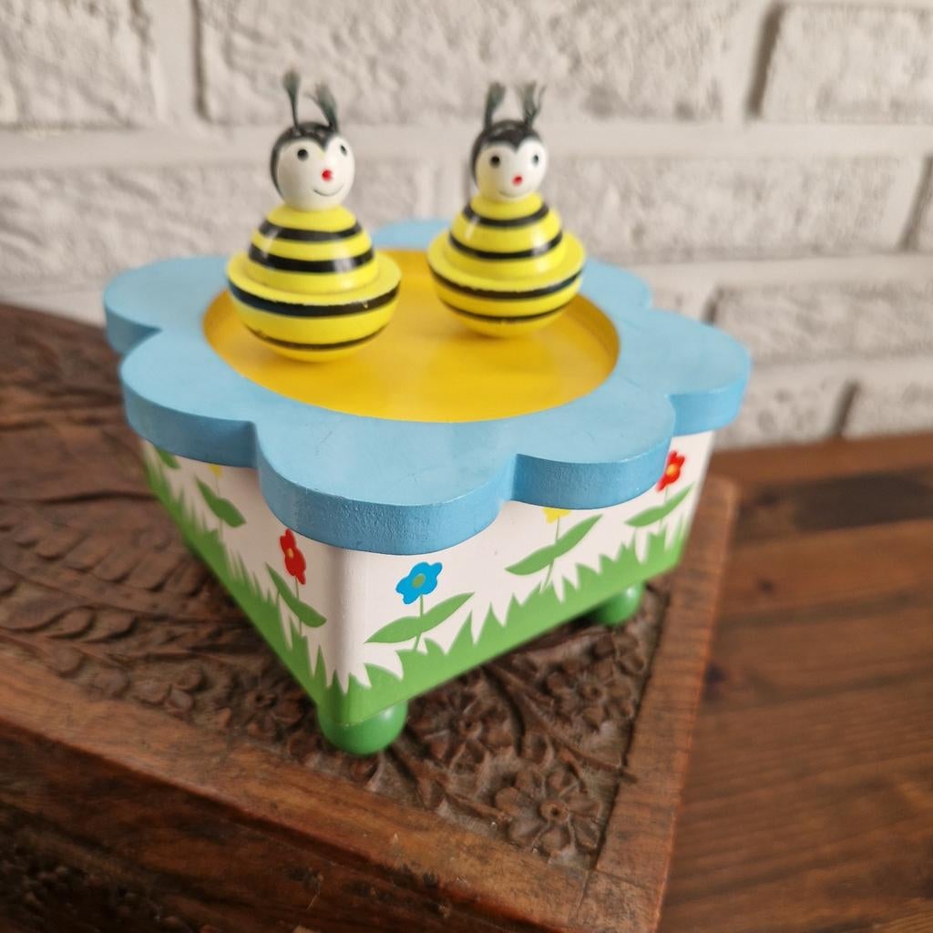 Houten muziekdoosje met dansende bijen - 12x12x11 CM, Ophalen of Verzenden, Jongen of Meisje
