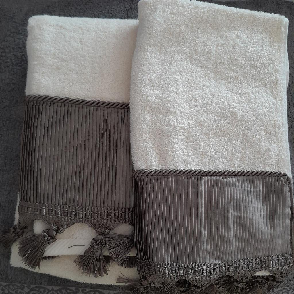 2x nieuwe decoratieve handdoeken .Croscill, Huis en Inrichting, Ophalen of Verzenden, Nieuw, Groen, Handdoek