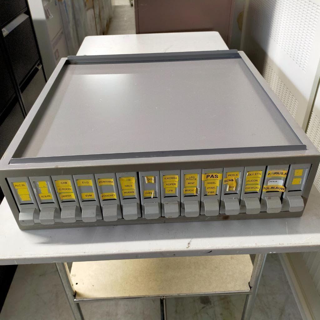 Vintage ladekast met 14 kleine laadjes voor opslag dia`s