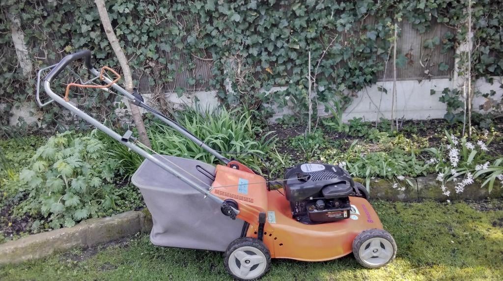 2 Husqvarna Grasmaaiers Husqvarna R 147s/ Husqvarna  LC 48 V, Tuin en Terras, Grasmaaiers, Ophalen, Cirkelmaaier, Gebruikt, Benzine-grasmaaier