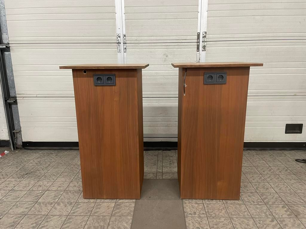 Twee Sokkels (display zuilen) Kersenhout, Ophalen, Gebruikt