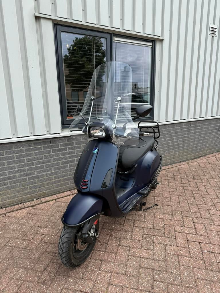 Vespa Sprint -Unieke mat donkerblauwe kleur – Zwarte beugels, Ophalen, Gebruikt, Benzine, Vespa