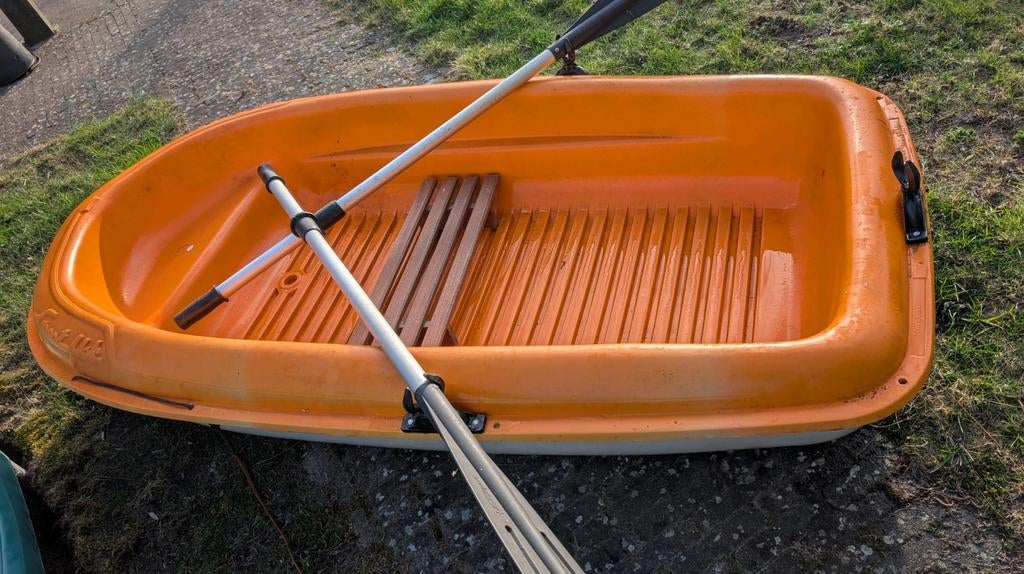 Roeibootje met bankje en roeispanen, Ophalen, Polyester