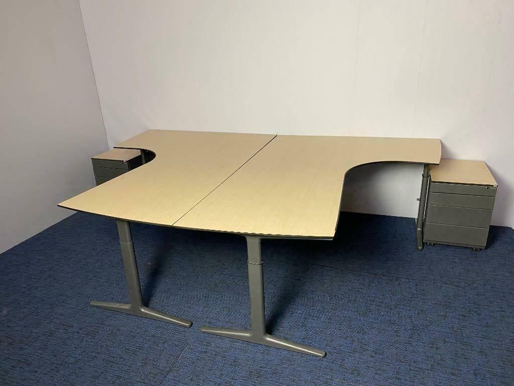 Bureau Ahrend Mehes duo-set, ahorn blad, 200 x 280 cm.