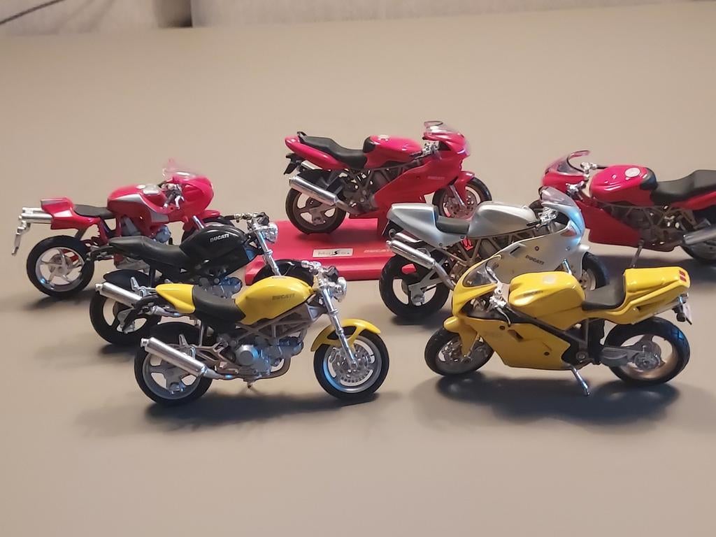 Ducati  7 stuks 1:18 Maisto als nieuw   samen 25 euo, Hobby en Vrije tijd, Modelauto's | 1:18, Ophalen of Verzenden, Zo goed als nieuw
