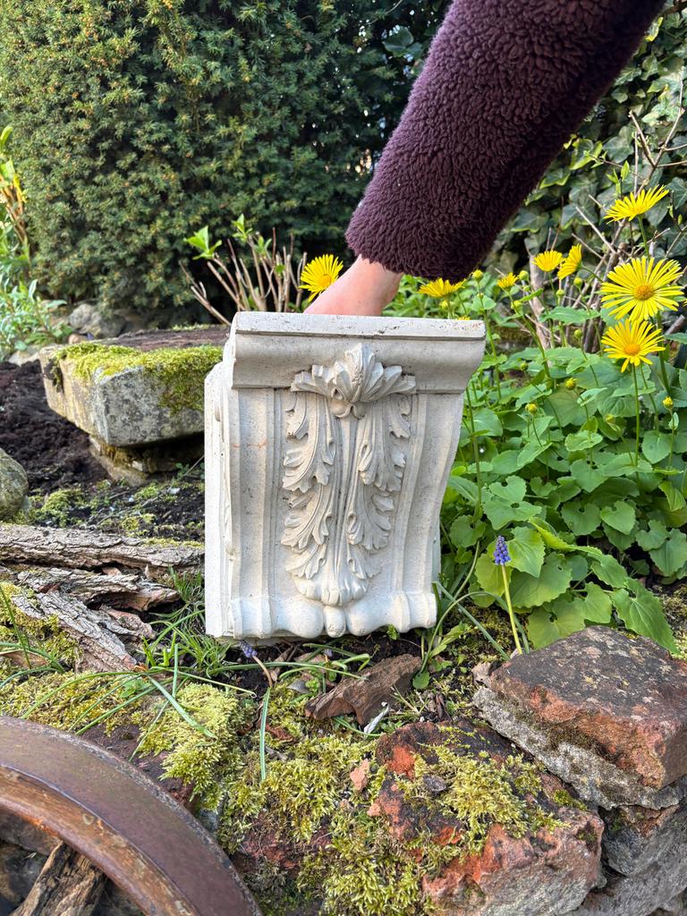 Decoratieve console van steen, Ophalen