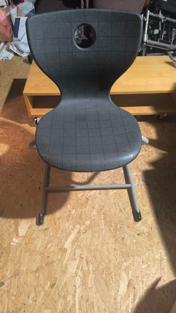 3 stoelen, 1 met verfspatten, Ophalen