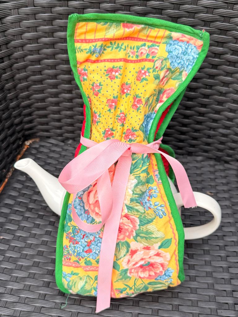 Room witte theepot van blokker met vrolijke theemuts, Overige typen, Nieuw, Ophalen of Verzenden, Effen