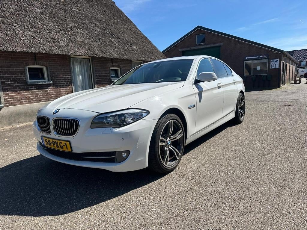 BMW 5-Serie 3.0 I 523 AUT 2011 Wit, Auto's, Zwart, 2000 kg, Origineel Nederlands, Onderhoudsboekje