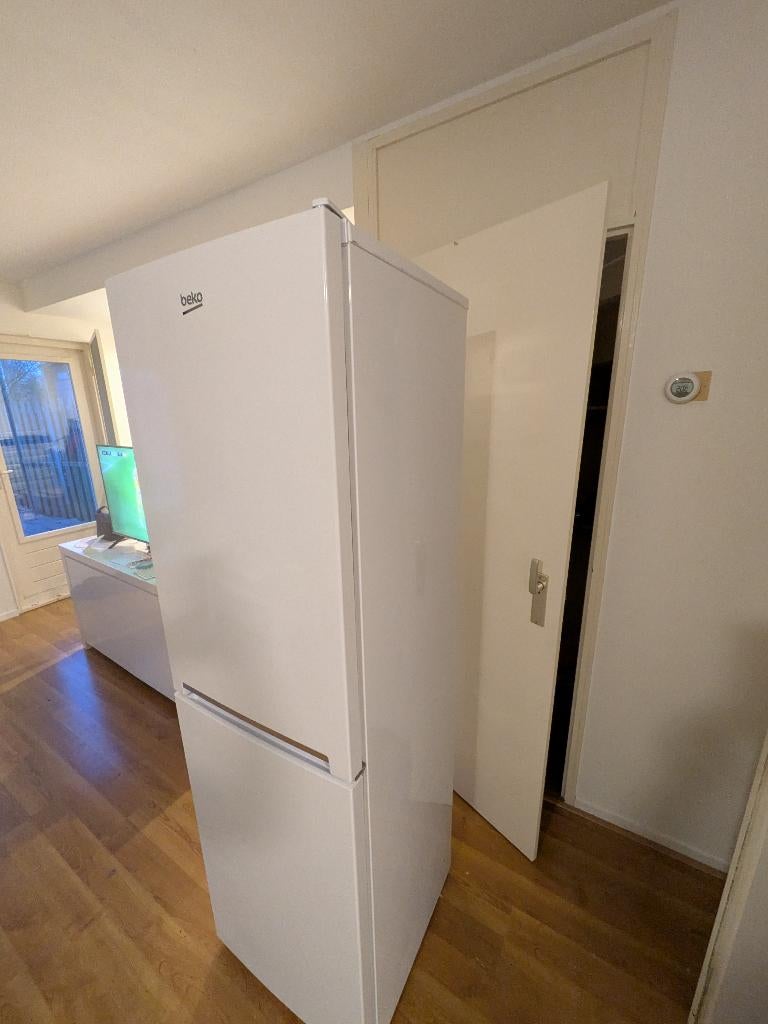 Beko RCH230K30WN Fridge Freezer – Good Condition, Ophalen, 200 liter of meer, 160 cm of meer, Zo goed als nieuw