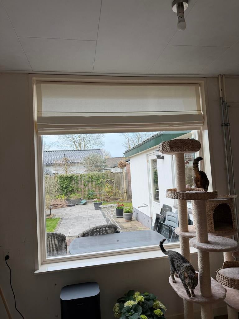 Kozijn met raam en vouwgordijn, Ophalen, Gevelraam of Ruit, 120 tot 160 cm, Zo goed als nieuw