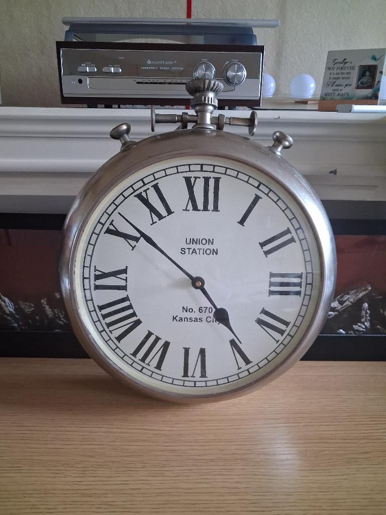 RONDE KLOK VOOR AAN DE MUUR., Ophalen of Verzenden, Zo goed als nieuw, Wandklok