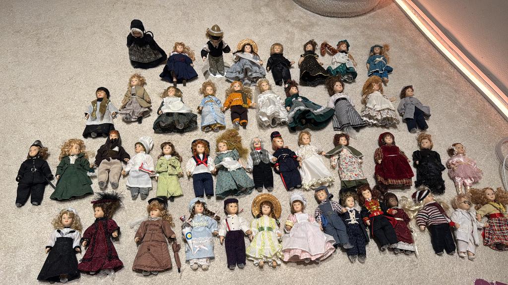 46 porseleinen poppen met 2 standaarden, Verzamelen, Poppen, Ophalen, Nieuw, Overige typen