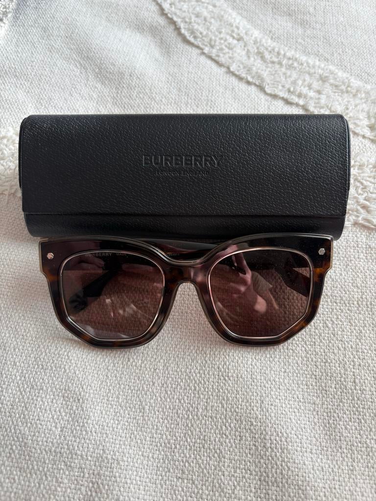 Burberry Zonnebril - Stijlvol en Elegant, Sieraden, Tassen en Uiterlijk, Zonnebrillen en Brillen | Dames, Zonnebril, Bruin, Ophalen of Verzenden