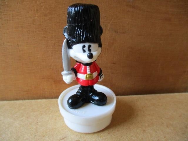 adv9742 mickey op dekseltje 2, Ophalen, Mickey Mouse, Gebruikt, Beeldje of Figuurtje