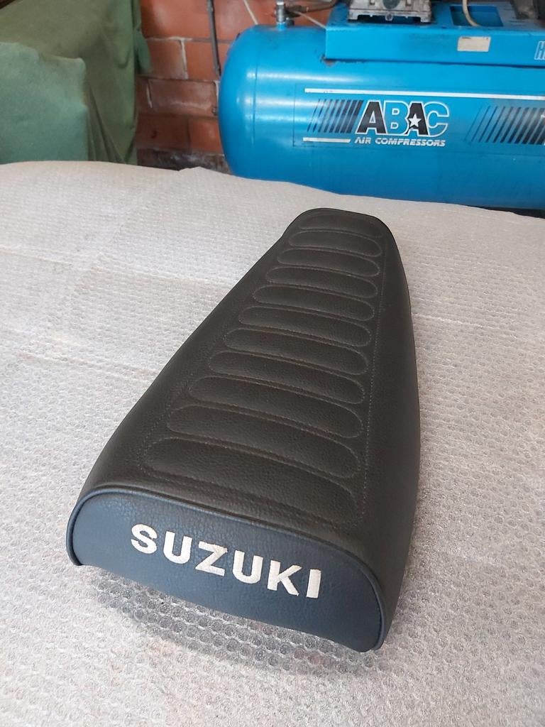 Te koop: Gerestaureerd zadel voor Suzuki TS50K, Ophalen of Verzenden