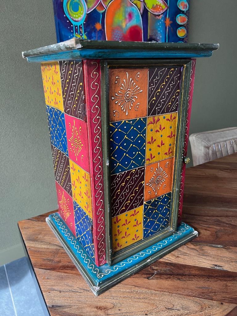India handbeschilderd kastje Indiase kast nachtkast Ibiza, Huis en Inrichting, Slaapkamer | Nachtkastjes, Verburgt Vintage, Gebruikt