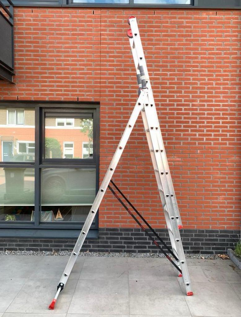 Te huur hoge ladder (dakgoten of snoeien heg enz), Doe-het-zelf en Verbouw, Ladders en Trappen, Ophalen, Zo goed als nieuw, 4 meter of meer