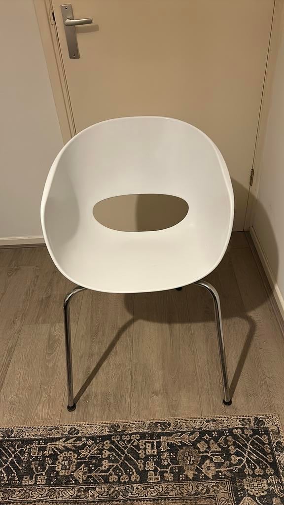 2 witte design kuip stoelen met metalen poten, Ophalen, Kunststof, Twee, Wit