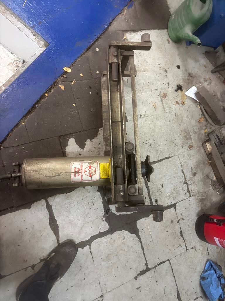 Putkrik / brugkrik luchtbediend - verstelbaar frame, Ophalen, Gebruikt, Pneumatisch, Garagekrik