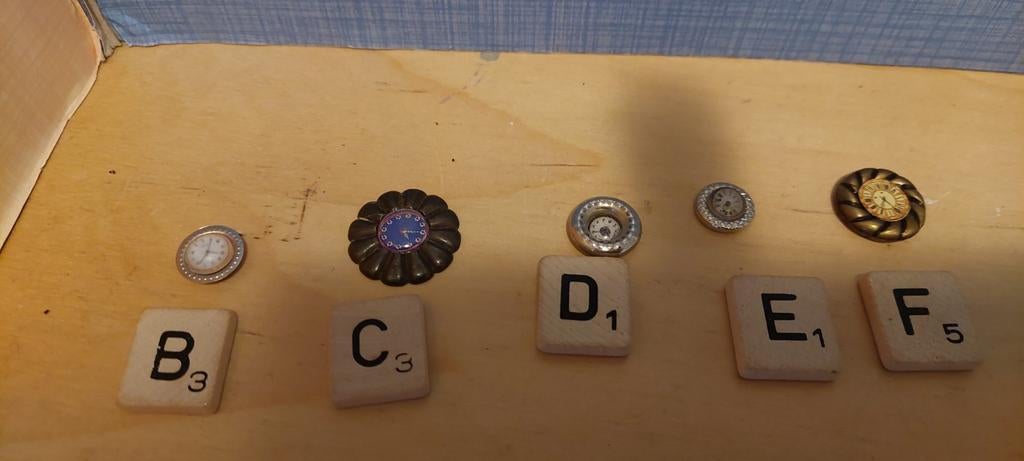 Klokjes per stuk voor poppenhuis, Ophalen of Verzenden, Zo goed als nieuw, Poppenhuis