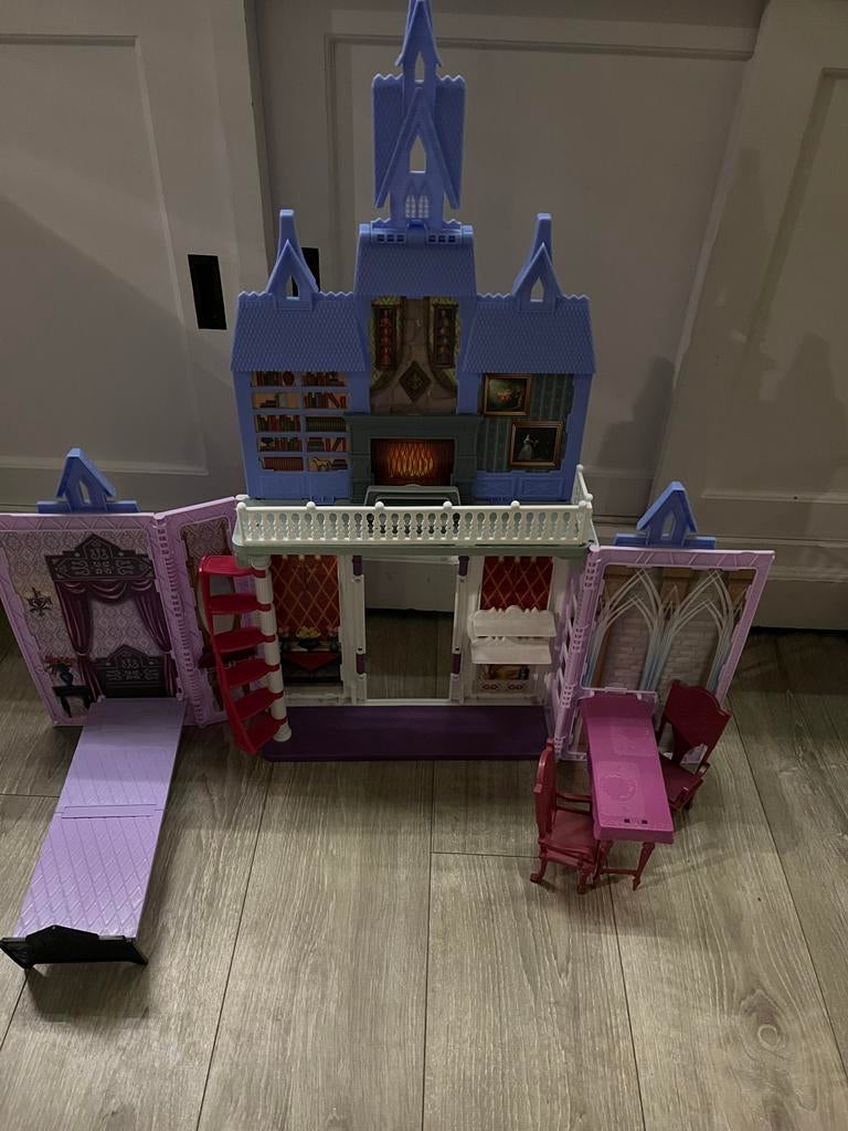 Frozen Poppenhuis - Opklapbaar & Compleet!, Ophalen, Zo goed als nieuw, Poppenhuis