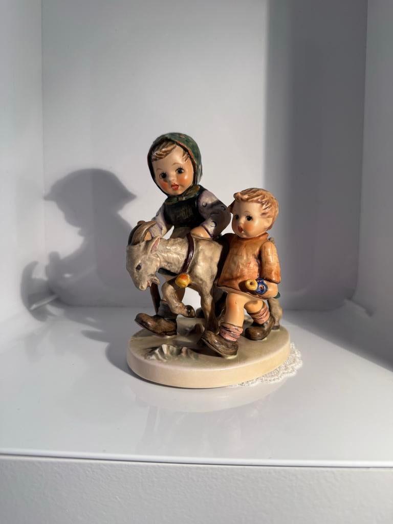 Goebel Hummel Zuster Maria Innocentia #334, Ophalen of Verzenden