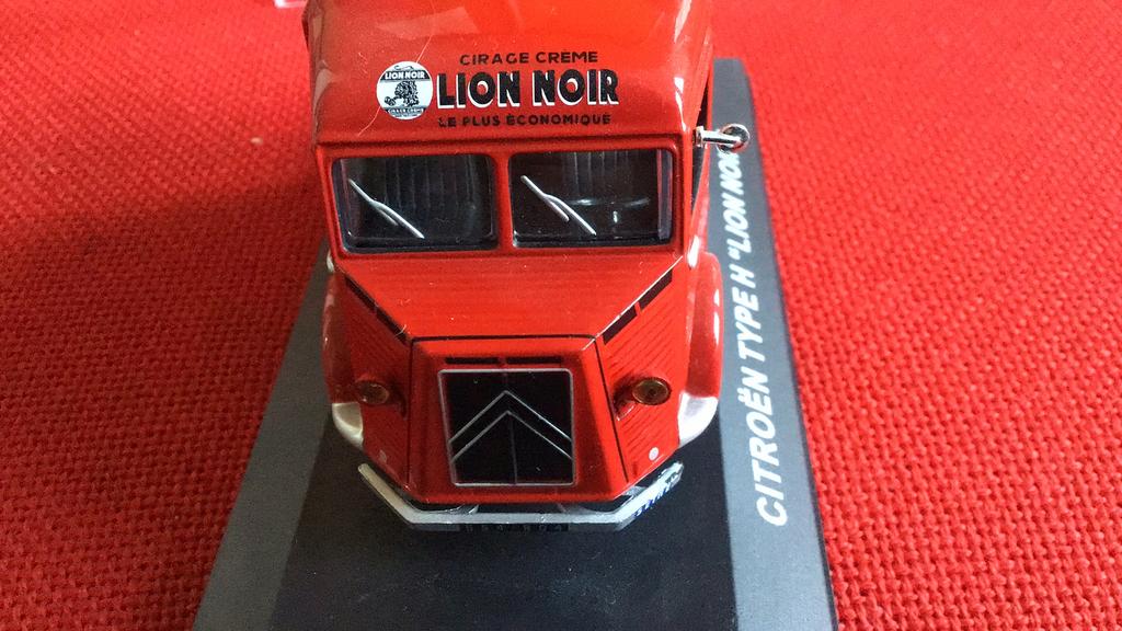 CITROEN HY “LION NOIR “ ALTAYA NIEUW + VITRINE KLEINPREISSIE, Ophalen of Verzenden, Zo goed als nieuw, Auto, Overige merken