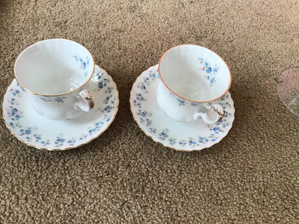 Twee koffiekopjes Royal Albert memory lane, Ophalen, Gebruikt, Porselein, Kop en/of schotel